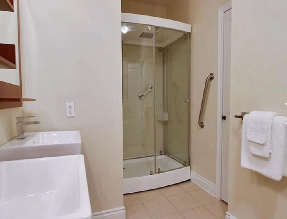 Champlain Condo 102