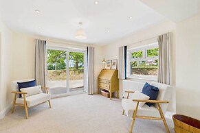 Host Stay Merrow Cottage