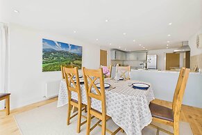 Host Stay Merrow Cottage