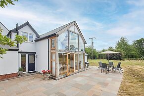 Host Stay Merrow Cottage