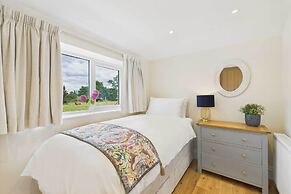 Host Stay Merrow Cottage