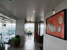 Le Crown Hotel