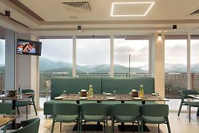 Le Crown Hotel