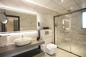 Le Crown Hotel