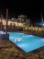 Hotel The Crystal