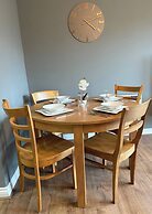City Centre Apartment - Free Parking - Sleeps 4