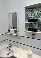 City Centre Apartment - Free Parking - Sleeps 4