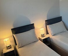 City Centre Apartment - Free Parking - Sleeps 4