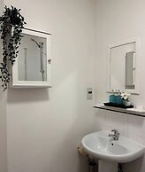 City Centre Apartment - Free Parking - Sleeps 4