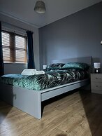 City Centre Apartment - Free Parking - Sleeps 4