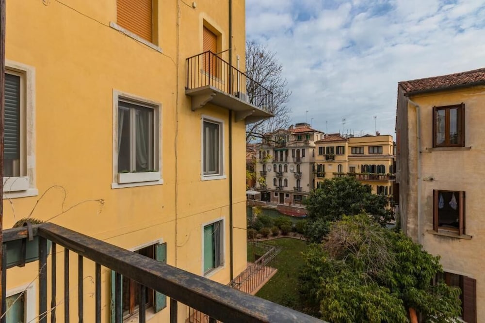 GuestHost -Sunny Dorsoduro Apartment