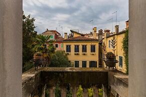 GuestHost -Sunny Dorsoduro Apartment