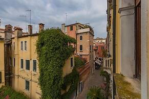 GuestHost -Sunny Dorsoduro Apartment