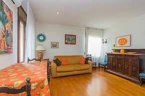 GuestHost -Sunny Dorsoduro Apartment