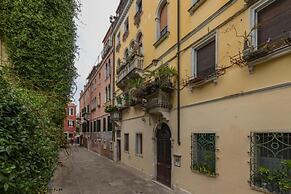GuestHost -Sunny Dorsoduro Apartment