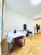 Lovely 2BR for 5 Peaceful Central Stay