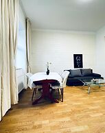 Lovely 2BR for 5 Peaceful Central Stay