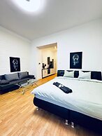 Lovely 2BR for 5 Peaceful Central Stay
