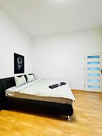 Lovely 2BR for 5 Peaceful Central Stay