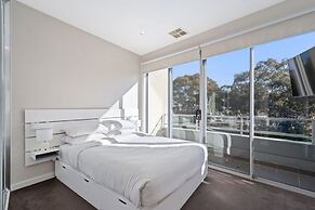Stylish Curtin Stay With Balcony Views
