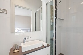 Stylish Curtin Stay With Balcony Views