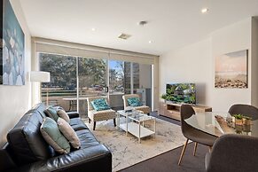 Stylish Curtin Stay With Balcony Views