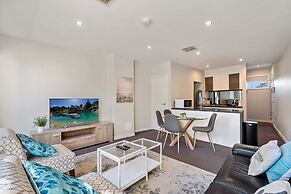 Stylish Curtin Stay With Balcony Views