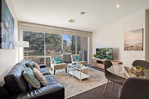 Stylish Curtin Stay With Balcony Views