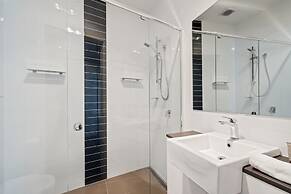 Stylish Curtin Stay With Balcony Views