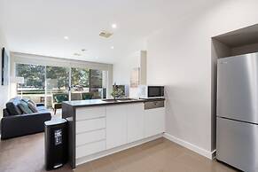 Stylish Curtin Stay With Balcony Views