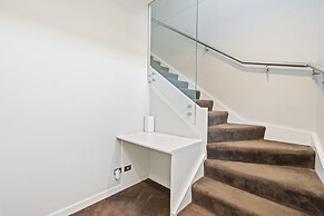 Stylish Curtin Stay With Balcony Views