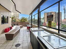 Brisbane Apt Near Dining, Shops and River Walks