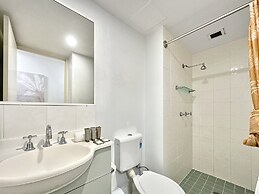 Brisbane Apt Near Dining, Shops and River Walks