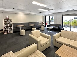 Brisbane Apt Near Dining, Shops and River Walks