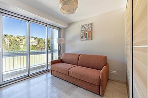 Bright Apartment With Sea View