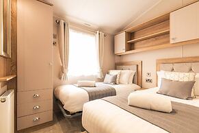 Host Stay Lakeside Retreat