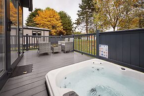 Host Stay Royal Pines Lodge