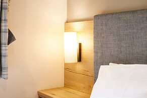 Host Stay Squirrel Lodge