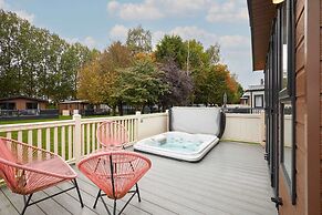 Host Stay Tarn Lodge