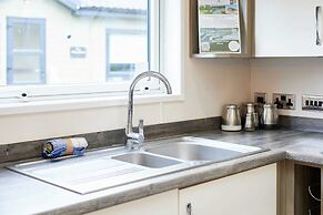 Host Stay Woodpecker Lodge