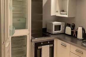 Apt - Sleeps 2 - Parking - Station Close