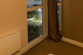Apt - Sleeps 2 - Parking - Station Close