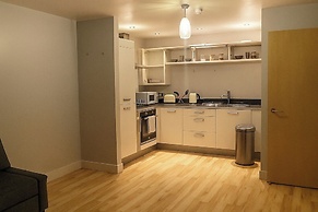 Apt - Sleeps 2 - Parking - Station Close