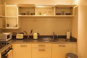 Apt - Sleeps 2 - Parking - Station Close
