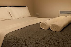 Apt - Sleeps 2 - Parking - Station Close