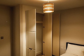 Apt - Sleeps 2 - Parking - Station Close