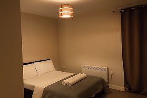 Apt - Sleeps 2 - Parking - Station Close