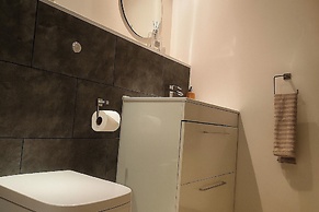 Apt - Sleeps 2 - Parking - Station Close