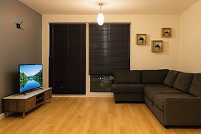 Apt - Sleeps 2 - Parking - Station Close