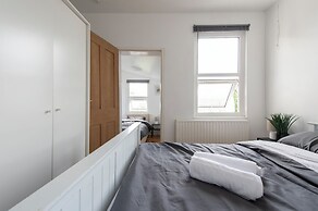 Stylish 4BR Home WiFi FreeParking